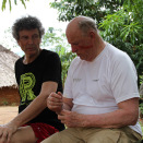 Kong Harald diskuterer dagens opplevelser med Regnskogfondets leder, Dag Hareide. (Foto: Rainforest Foundation Norway / ISA Brazil)